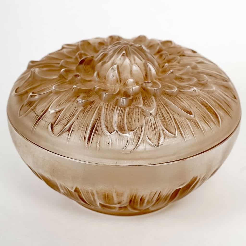 Boîte « Chrysanthème » verre blanc patiné sépia de René LALIQUE | Biron Boîte "Chrysanthème" verre blanc patiné sépia de René LALIQUE