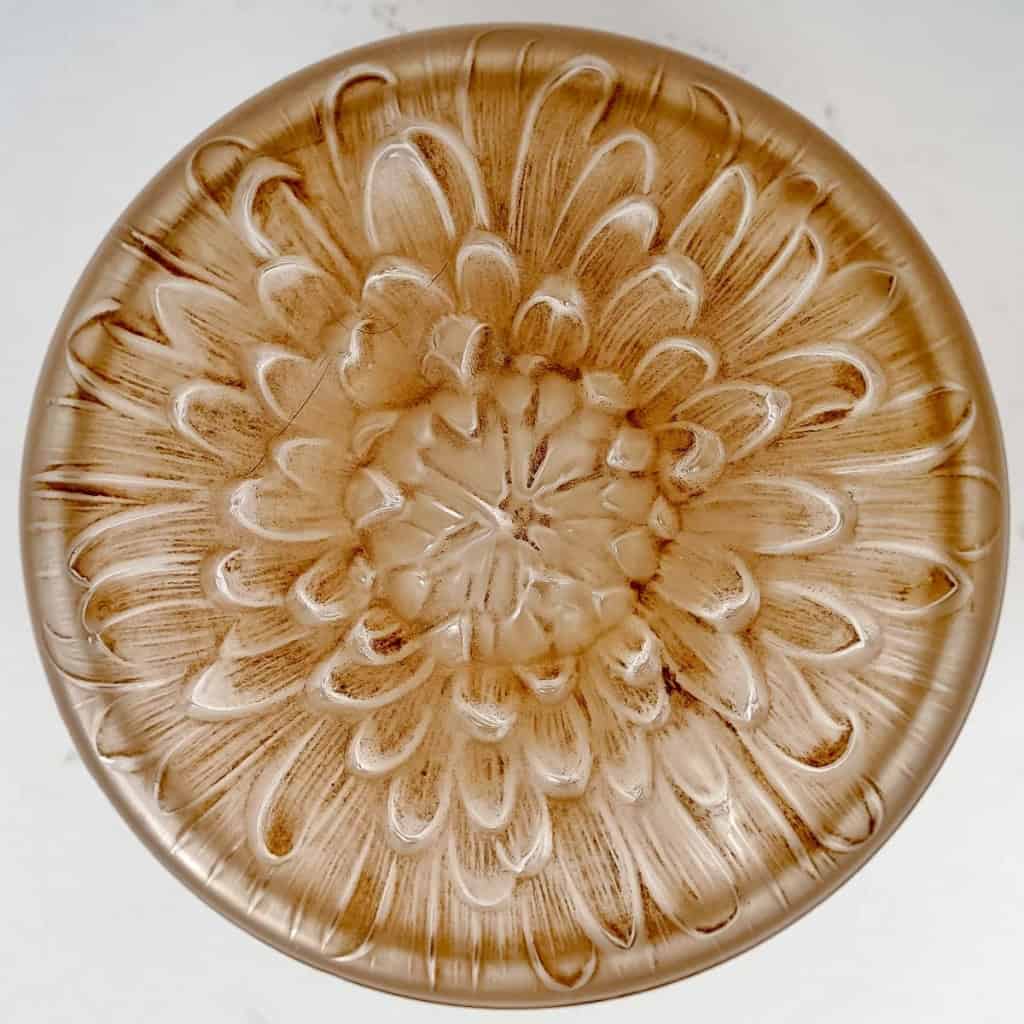 Boîte « Chrysanthème » verre blanc patiné sépia de René LALIQUE | Biron Boîte "Chrysanthème" verre blanc patiné sépia de René LALIQUE