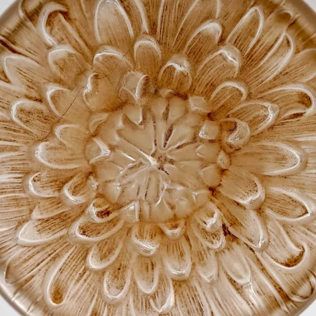 Boîte « Chrysanthème » verre blanc patiné sépia de René LALIQUE | Biron Boîte "Chrysanthème" verre blanc patiné sépia de René LALIQUE