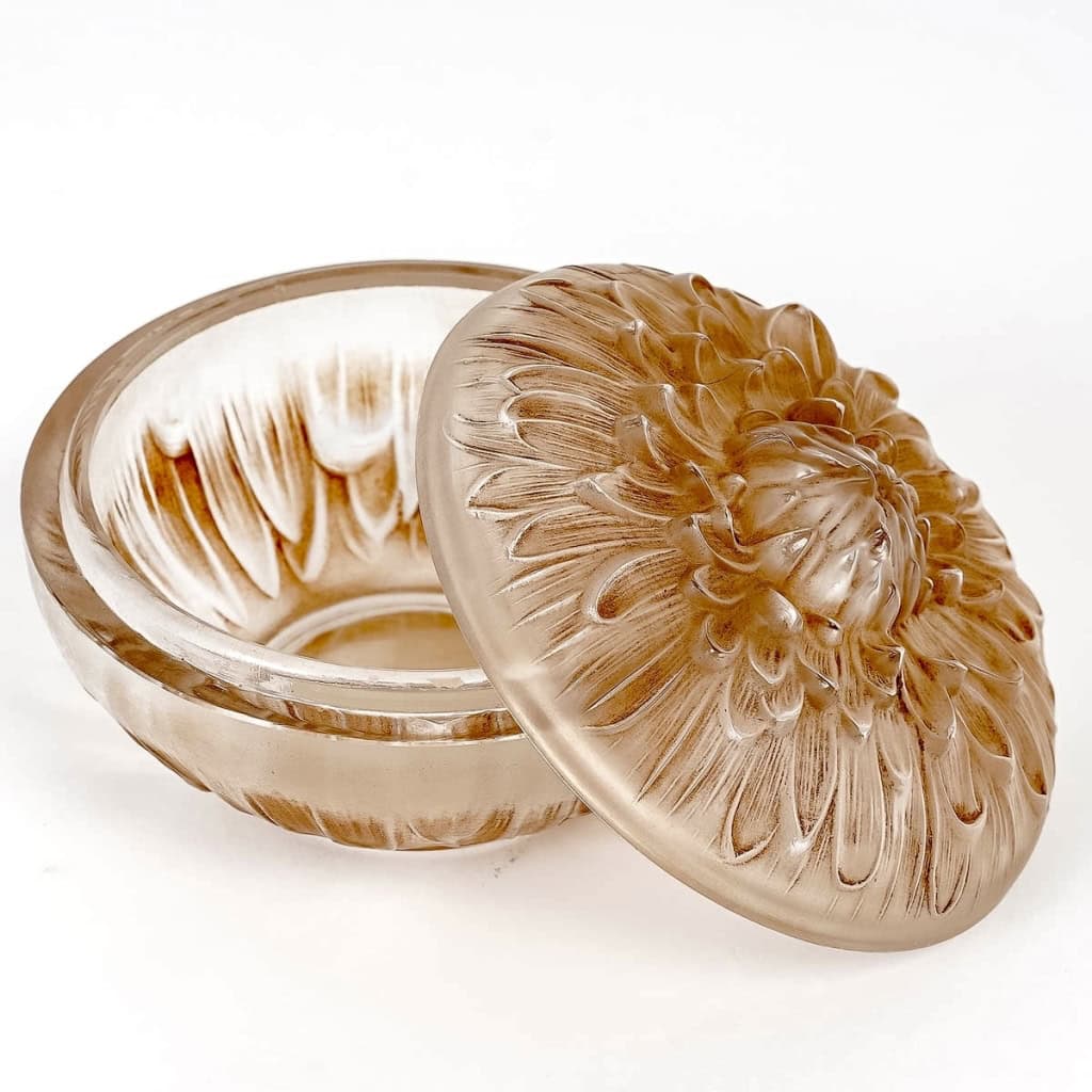 Boîte « Chrysanthème » verre blanc patiné sépia de René LALIQUE | Biron Boîte "Chrysanthème" verre blanc patiné sépia de René LALIQUE