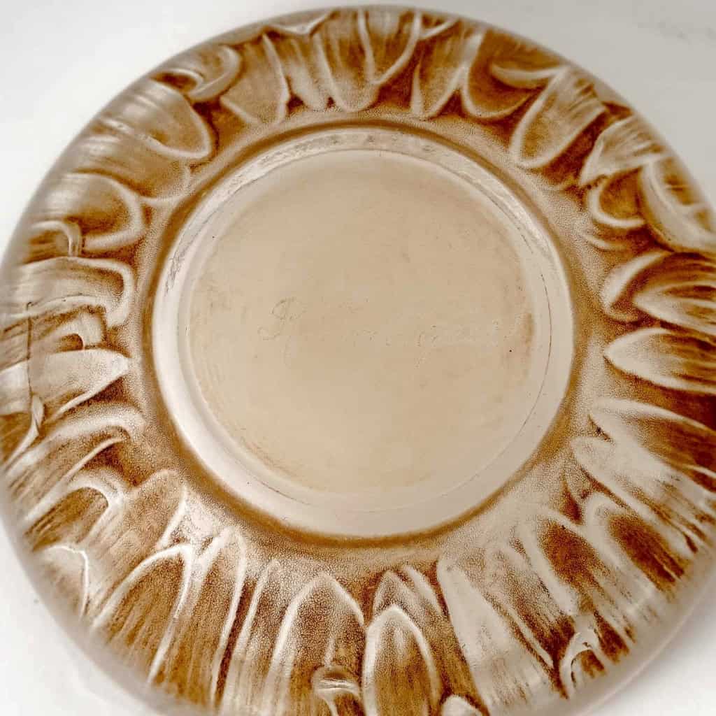 Boîte « Chrysanthème » verre blanc patiné sépia de René LALIQUE | Biron Boîte "Chrysanthème" verre blanc patiné sépia de René LALIQUE