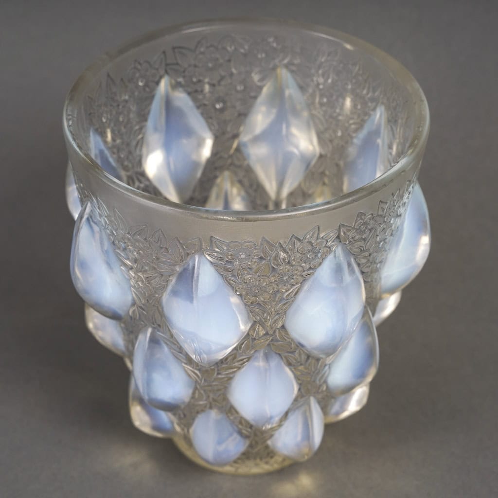 Vase « Rampillon » verre opalescent patiné gris de René LALIQUE | Biron Vase "Rampillon" verre opalescent patiné gris de René LALIQUE