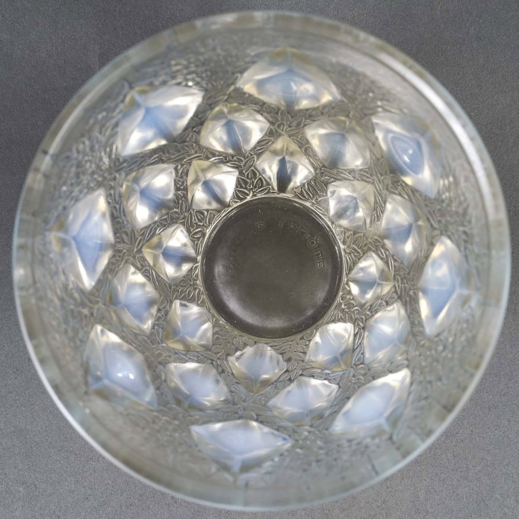 Vase « Rampillon » verre opalescent patiné gris de René LALIQUE | Biron Vase "Rampillon" verre opalescent patiné gris de René LALIQUE