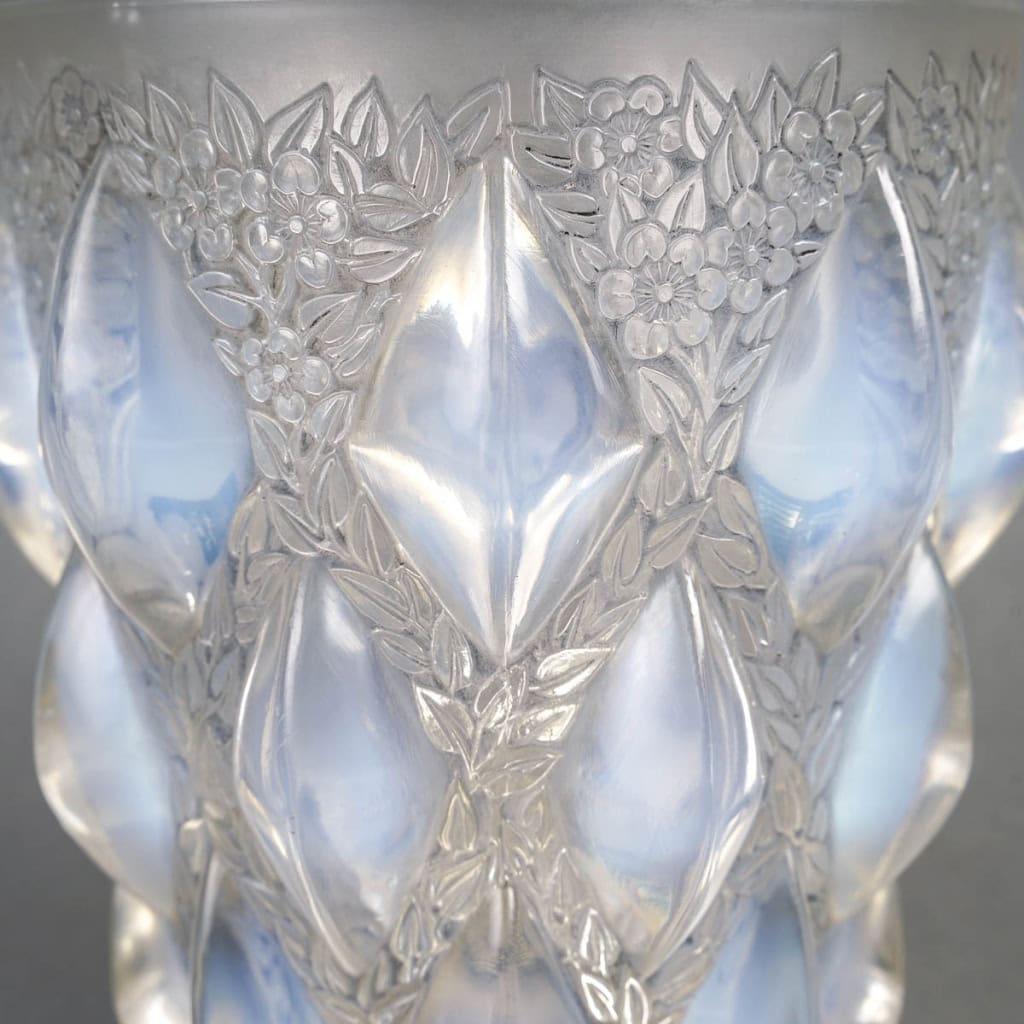 Vase « Rampillon » verre opalescent patiné gris de René LALIQUE | Biron Vase "Rampillon" verre opalescent patiné gris de René LALIQUE