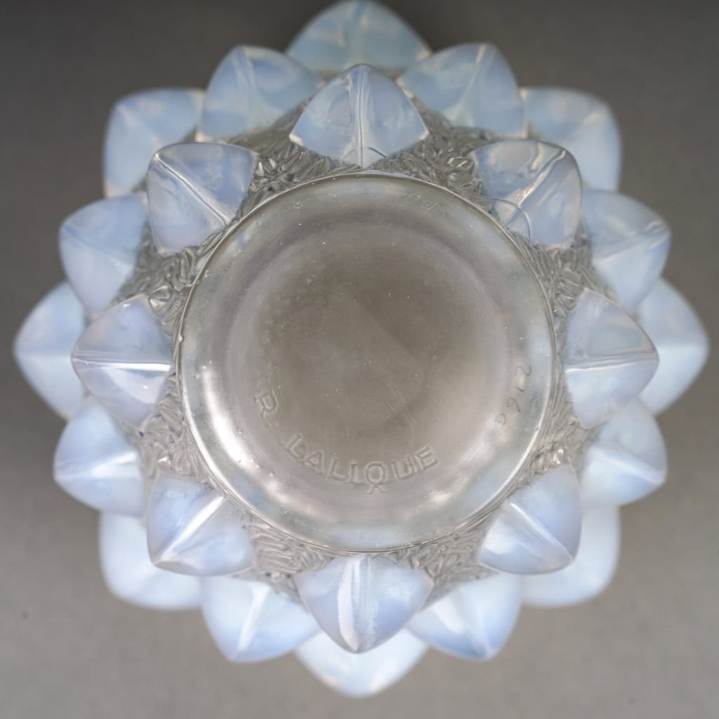 Vase « Rampillon » verre opalescent patiné gris de René LALIQUE | Biron Vase "Rampillon" verre opalescent patiné gris de René LALIQUE