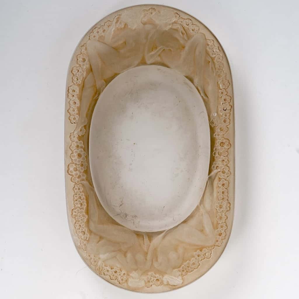 Cendrier « Médicis » verre blanc patiné sépia de René LALIQUE | Biron Cendrier "Médicis" verre blanc patiné sépia de René LALIQUE