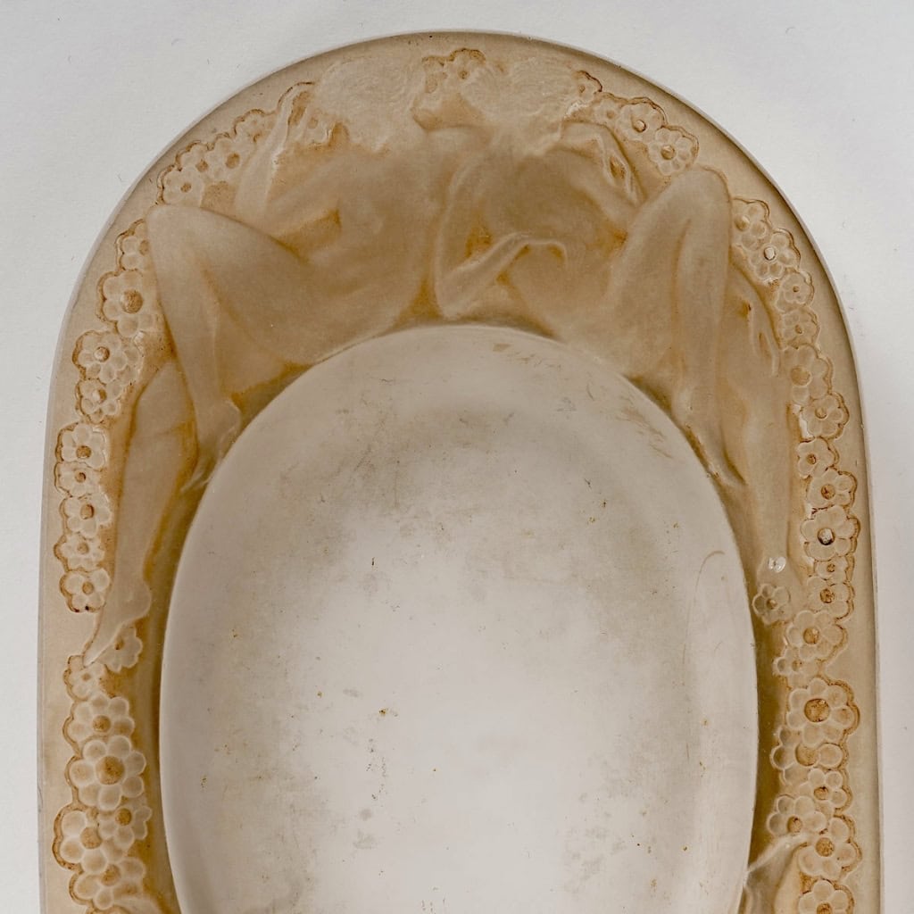 Cendrier « Médicis » verre blanc patiné sépia de René LALIQUE | Biron Cendrier "Médicis" verre blanc patiné sépia de René LALIQUE