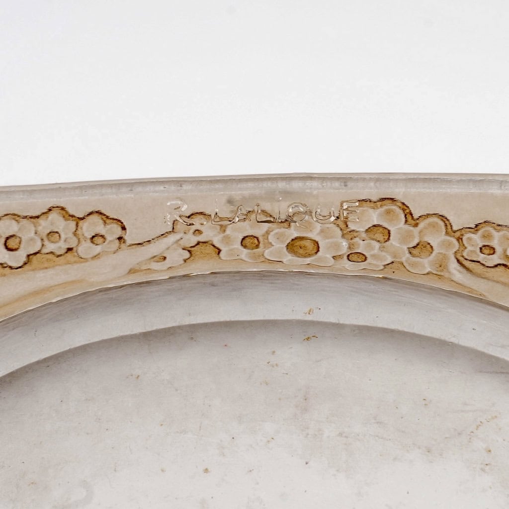 Cendrier « Médicis » verre blanc patiné sépia de René LALIQUE | Biron Cendrier "Médicis" verre blanc patiné sépia de René LALIQUE