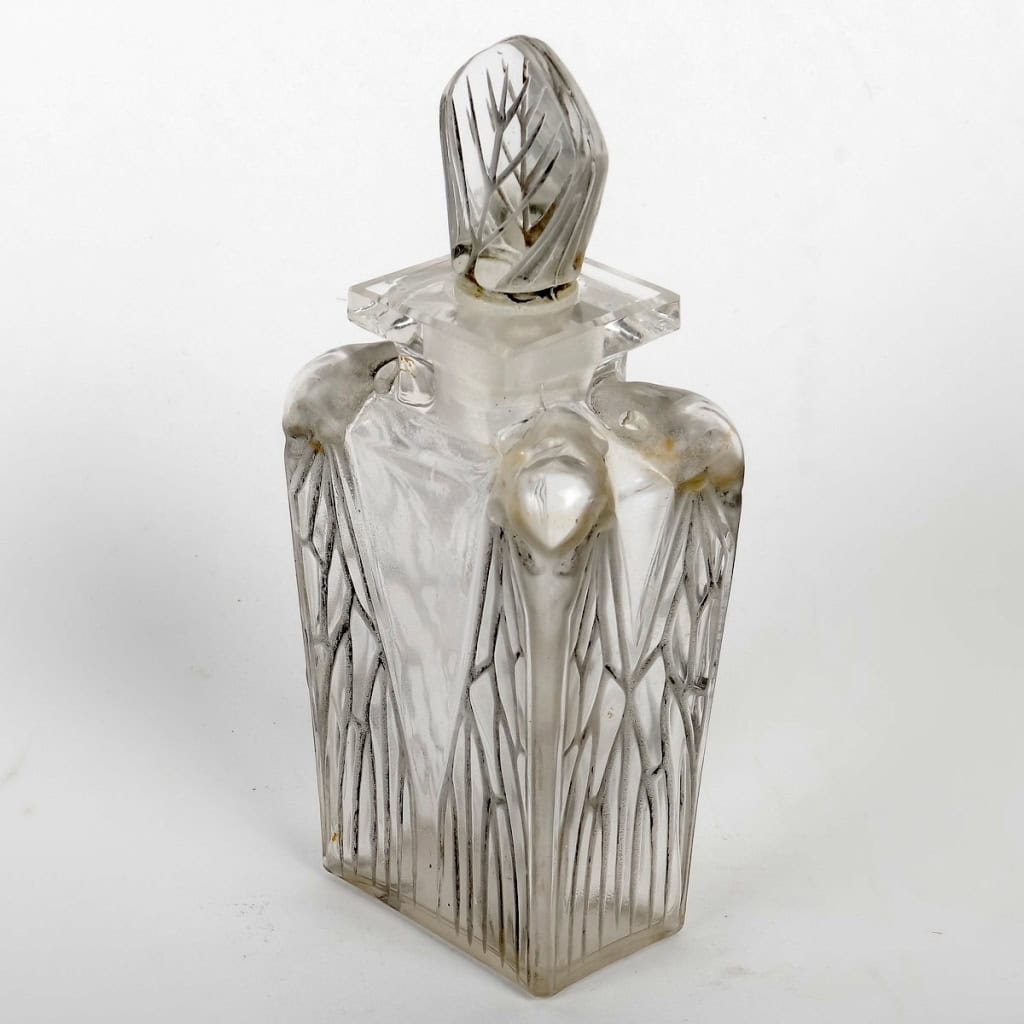 Flacon « Cigalia » verre blanc patiné gris de René LALIQUE pour Roger et Gallet | Biron Flacon "Cigalia" verre blanc patiné gris de René LALIQUE pour Roger et Gallet
