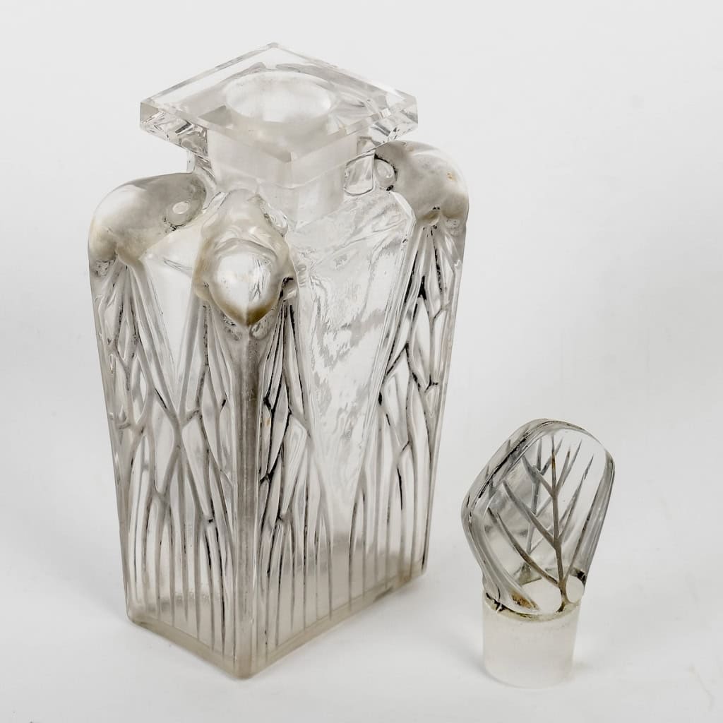 Flacon « Cigalia » verre blanc patiné gris de René LALIQUE pour Roger et Gallet | Biron Flacon "Cigalia" verre blanc patiné gris de René LALIQUE pour Roger et Gallet