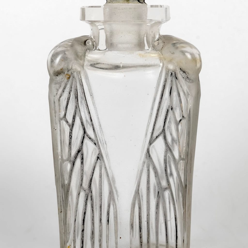 Flacon « Cigalia » verre blanc patiné gris de René LALIQUE pour Roger et Gallet | Biron Flacon "Cigalia" verre blanc patiné gris de René LALIQUE pour Roger et Gallet