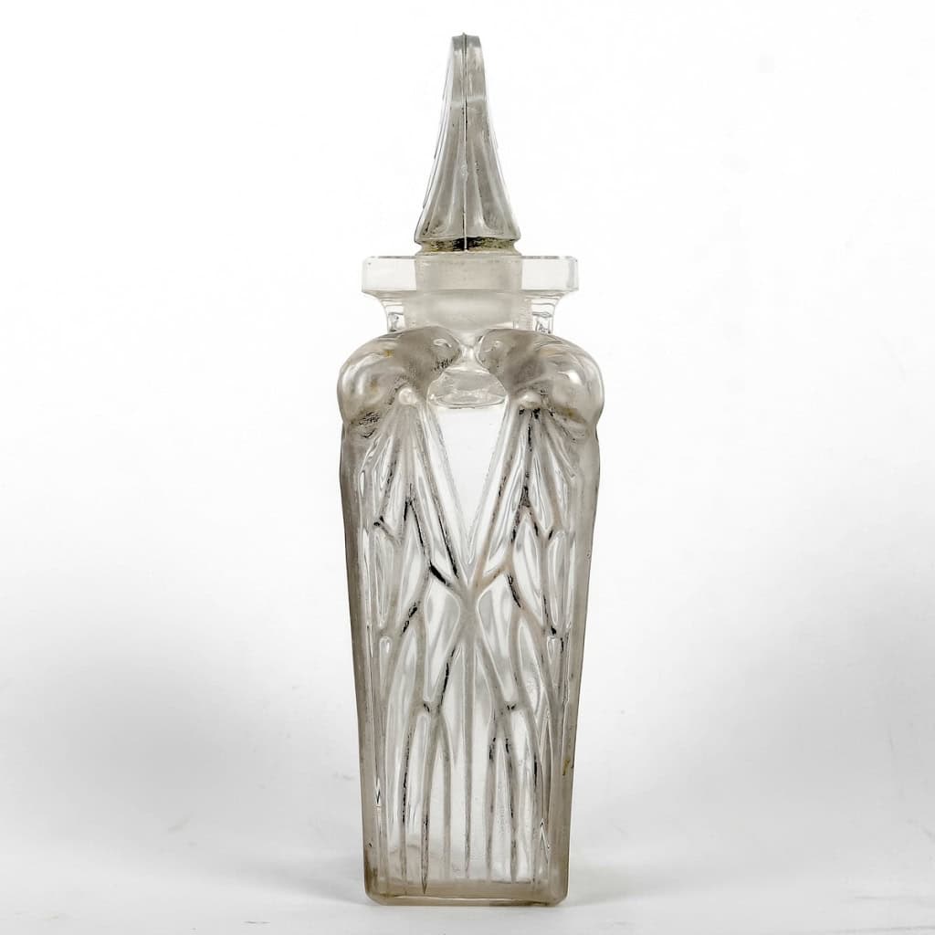 Flacon « Cigalia » verre blanc patiné gris de René LALIQUE pour Roger et Gallet | Biron Flacon "Cigalia" verre blanc patiné gris de René LALIQUE pour Roger et Gallet