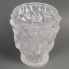 Vase « Bacchantes » cristal blanc de LALIQUE FRANCE | Biron Vase "Bacchantes" cristal blanc de LALIQUE FRANCE