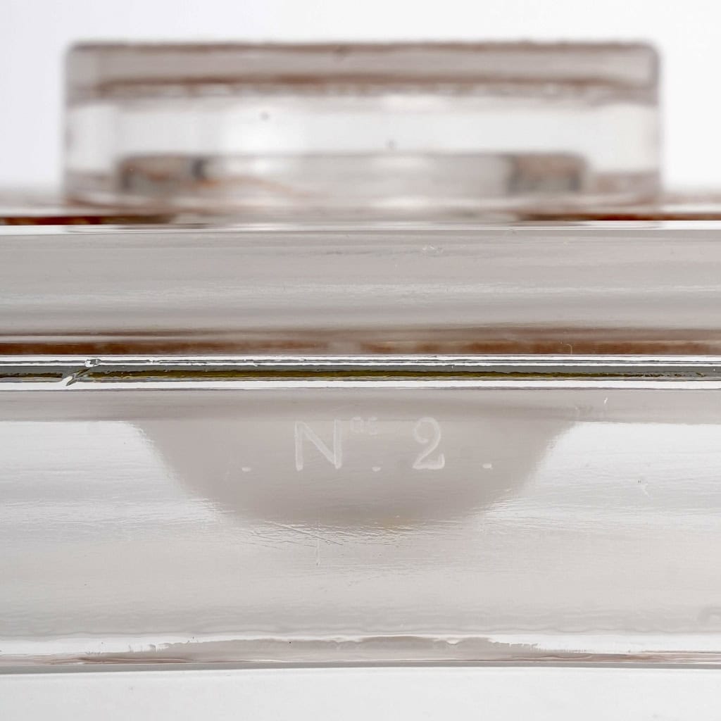 Encrier « Colbert » verre blanc patiné sépia de René LALIQUE – N°2/50 | Biron Encrier "Colbert" verre blanc patiné sépia de René LALIQUE - N°2/50