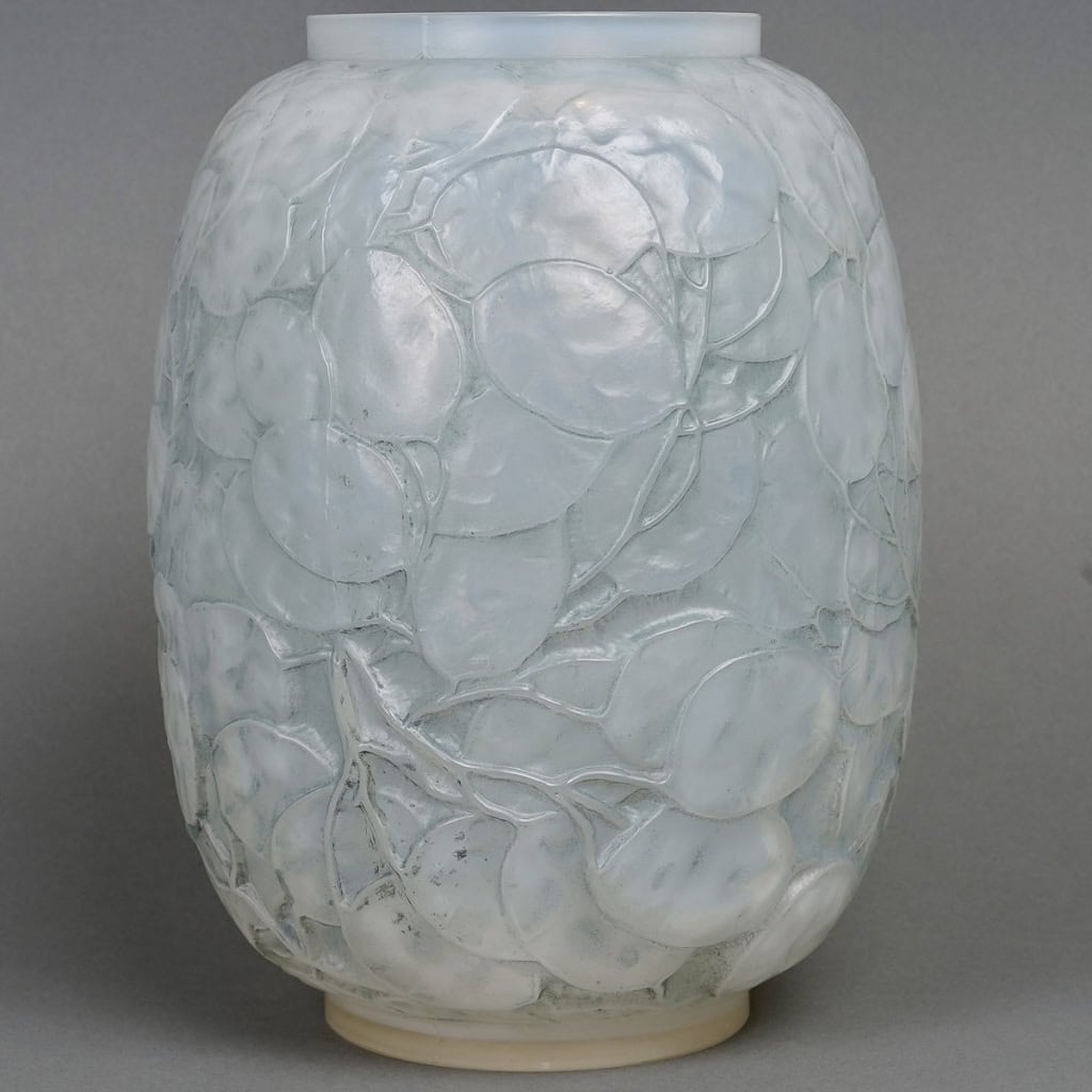 Vase « Monnaie du Pape » verre opalescent patiné bleu de René LALIQUE | Biron |||||||