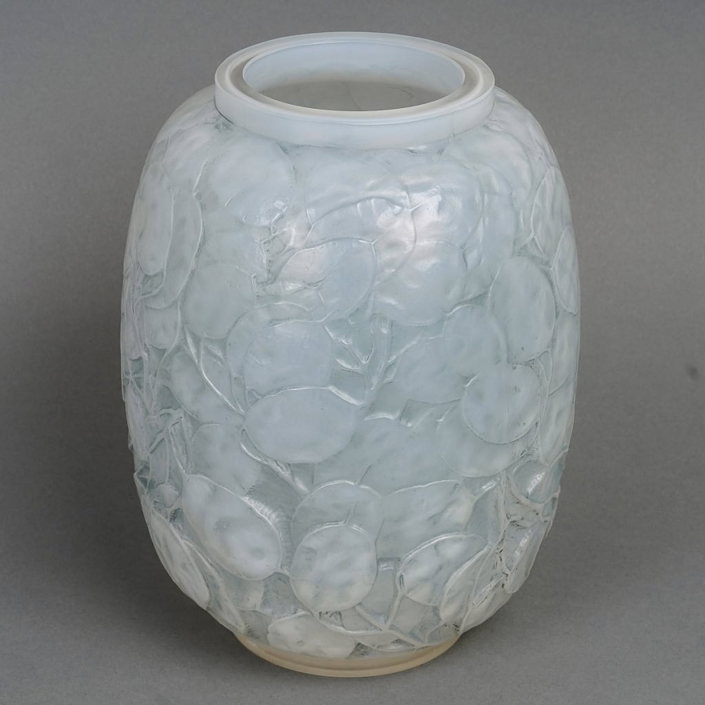 Vase « Monnaie du Pape » verre opalescent patiné bleu de René LALIQUE | Biron Vase "Monnaie du Pape" verre opalescent patiné bleu de René LALIQUE