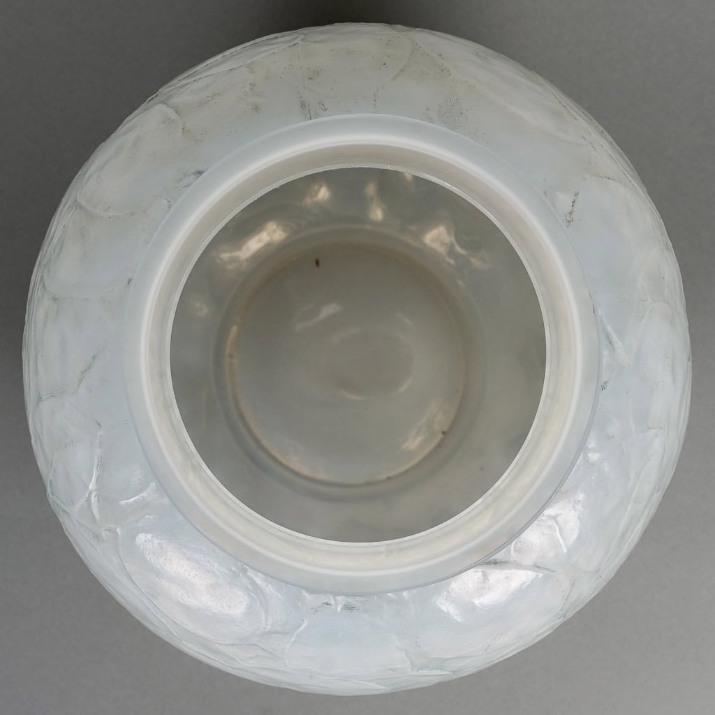 Vase « Monnaie du Pape » verre opalescent patiné bleu de René LALIQUE | Biron Vase "Monnaie du Pape" verre opalescent patiné bleu de René LALIQUE