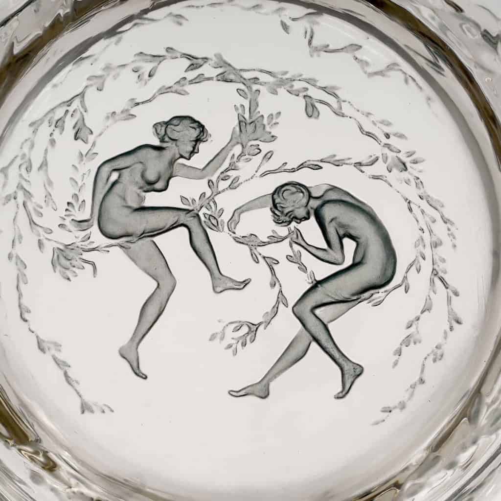 Carafe « Deux Danseuses » verre blanc patiné bleu de René LALIQUE | Biron Carafe "Deux Danseuses" verre blanc patiné bleu de René LALIQUE