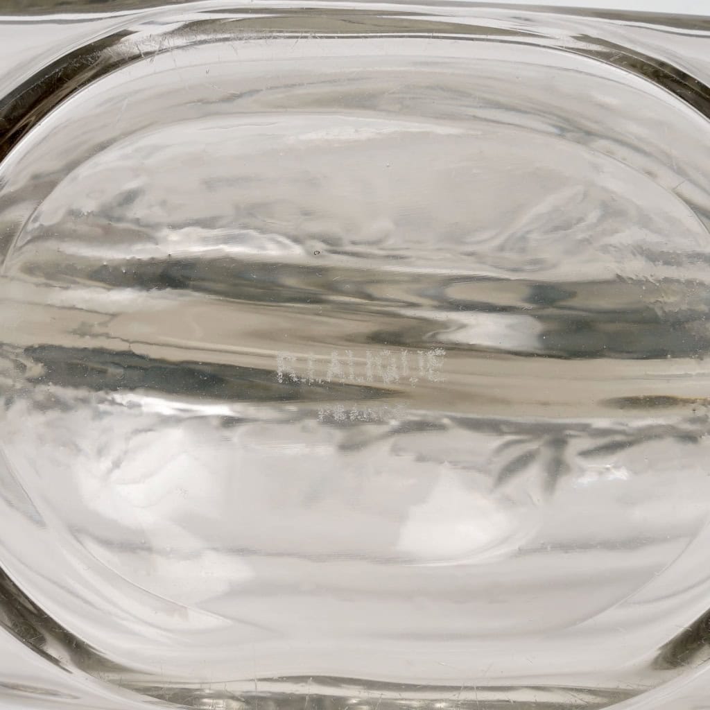 Carafe « Deux Danseuses » verre blanc patiné bleu de René LALIQUE | Biron Carafe "Deux Danseuses" verre blanc patiné bleu de René LALIQUE