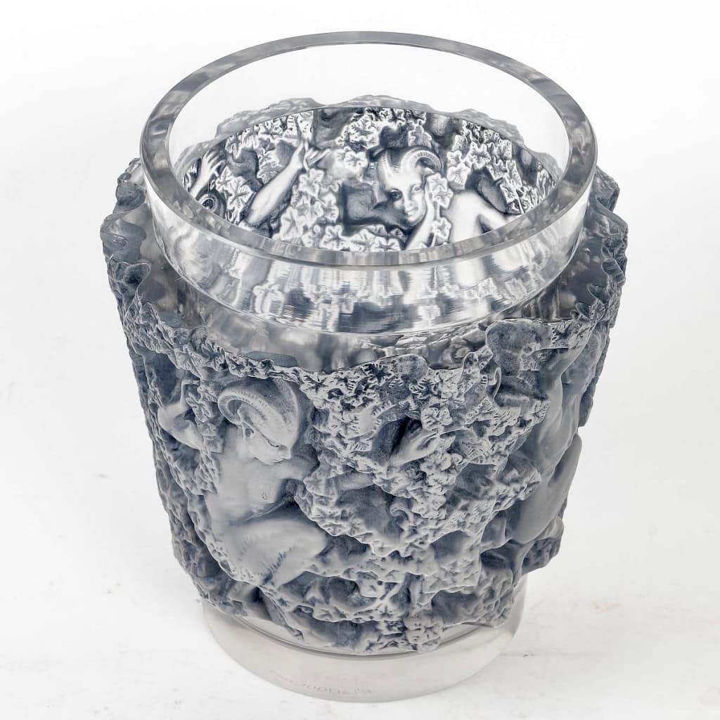Vase « Bacchus » verre blanc patiné bleu de René LALIQUE | Biron Vase "Bacchus" verre blanc patiné bleu de René LALIQUE