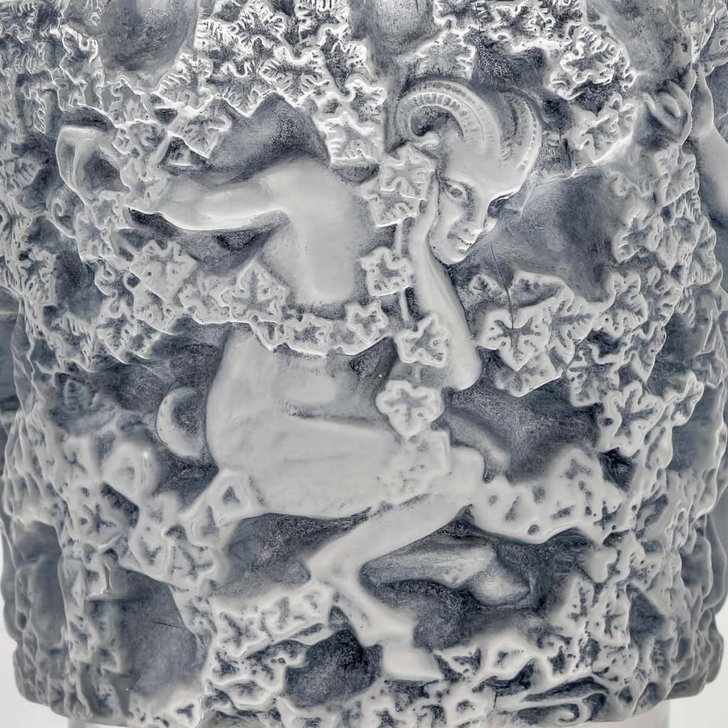 Vase « Bacchus » verre blanc patiné bleu de René LALIQUE | Biron Vase "Bacchus" verre blanc patiné bleu de René LALIQUE