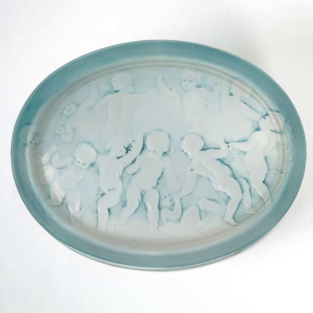 Boîte « Amours » verre blanc patiné bleu de René LALIQUE | Biron Boîte "Amours" verre blanc patiné bleu de René LALIQUE