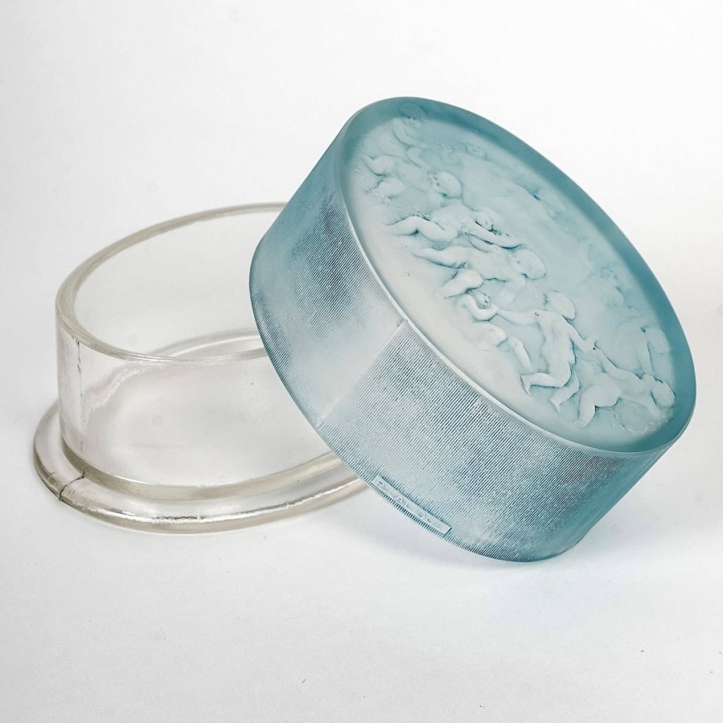 Boîte « Amours » verre blanc patiné bleu de René LALIQUE | Biron Boîte "Amours" verre blanc patiné bleu de René LALIQUE