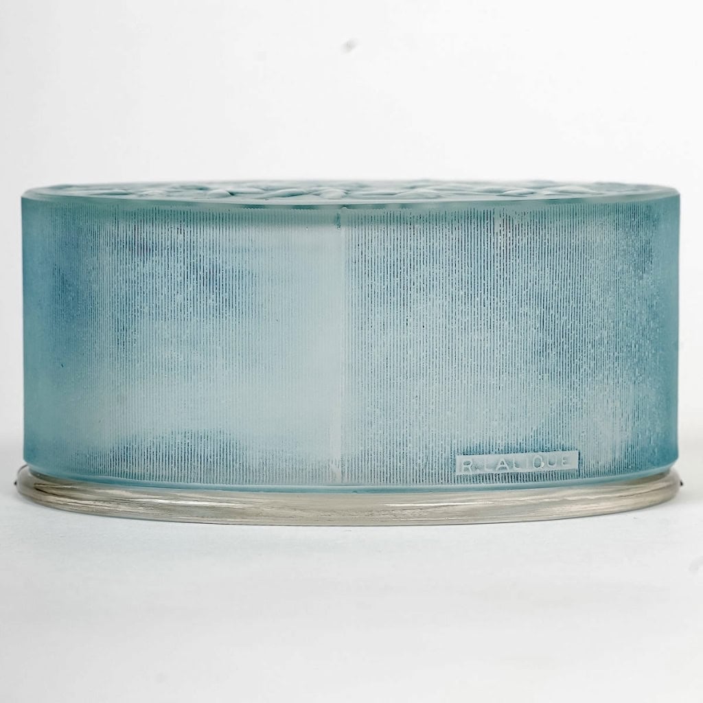 Boîte « Amours » verre blanc patiné bleu de René LALIQUE | Biron Boîte "Amours" verre blanc patiné bleu de René LALIQUE