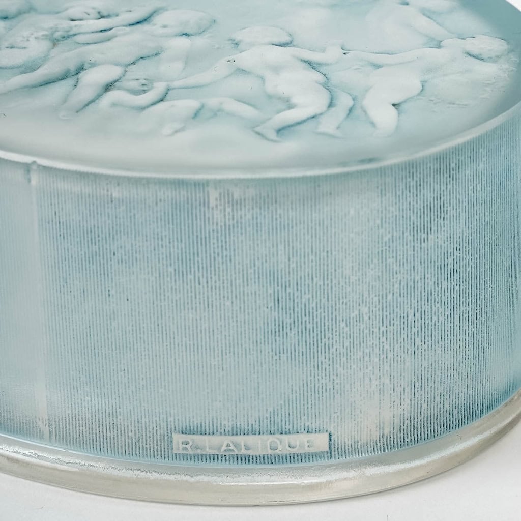 Boîte « Amours » verre blanc patiné bleu de René LALIQUE | Biron Boîte "Amours" verre blanc patiné bleu de René LALIQUE