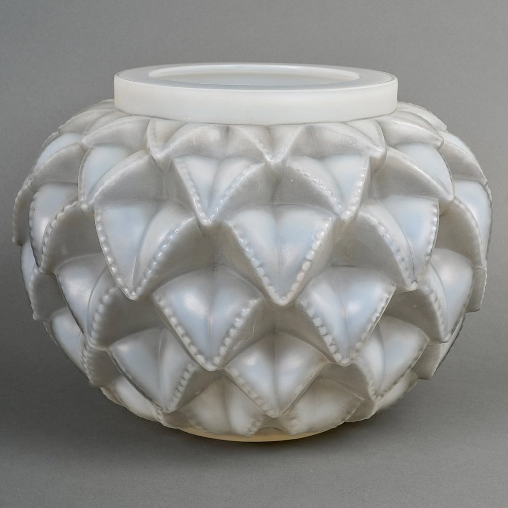 Vase « Languedoc » verre opalescent patiné gris de René LALIQUE | Biron |||||||