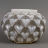 Vase « Languedoc » verre opalescent patiné gris de René LALIQUE | Biron Vase « Languedoc » verre opalescent patiné gris de René LALIQUE