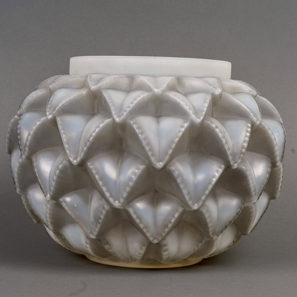 Vase « Languedoc » verre opalescent patiné gris de René LALIQUE | Biron Vase « Languedoc » verre opalescent patiné gris de René LALIQUE