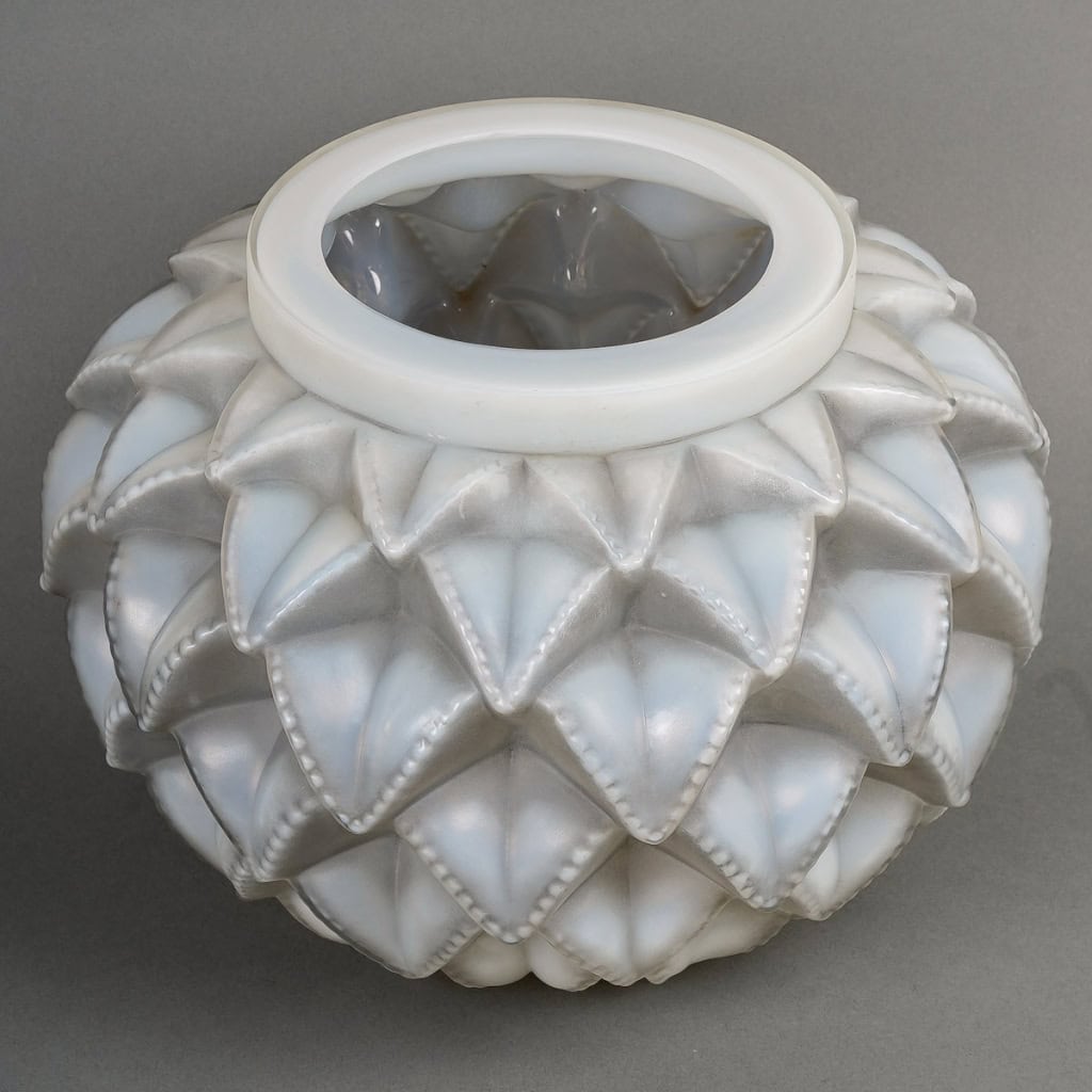 Vase « Languedoc » verre opalescent patiné gris de René LALIQUE | Biron Vase « Languedoc » verre opalescent patiné gris de René LALIQUE