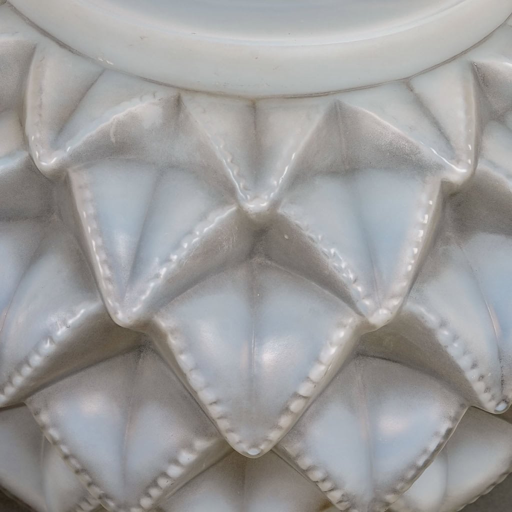 Vase « Languedoc » verre opalescent patiné gris de René LALIQUE | Biron Vase « Languedoc » verre opalescent patiné gris de René LALIQUE