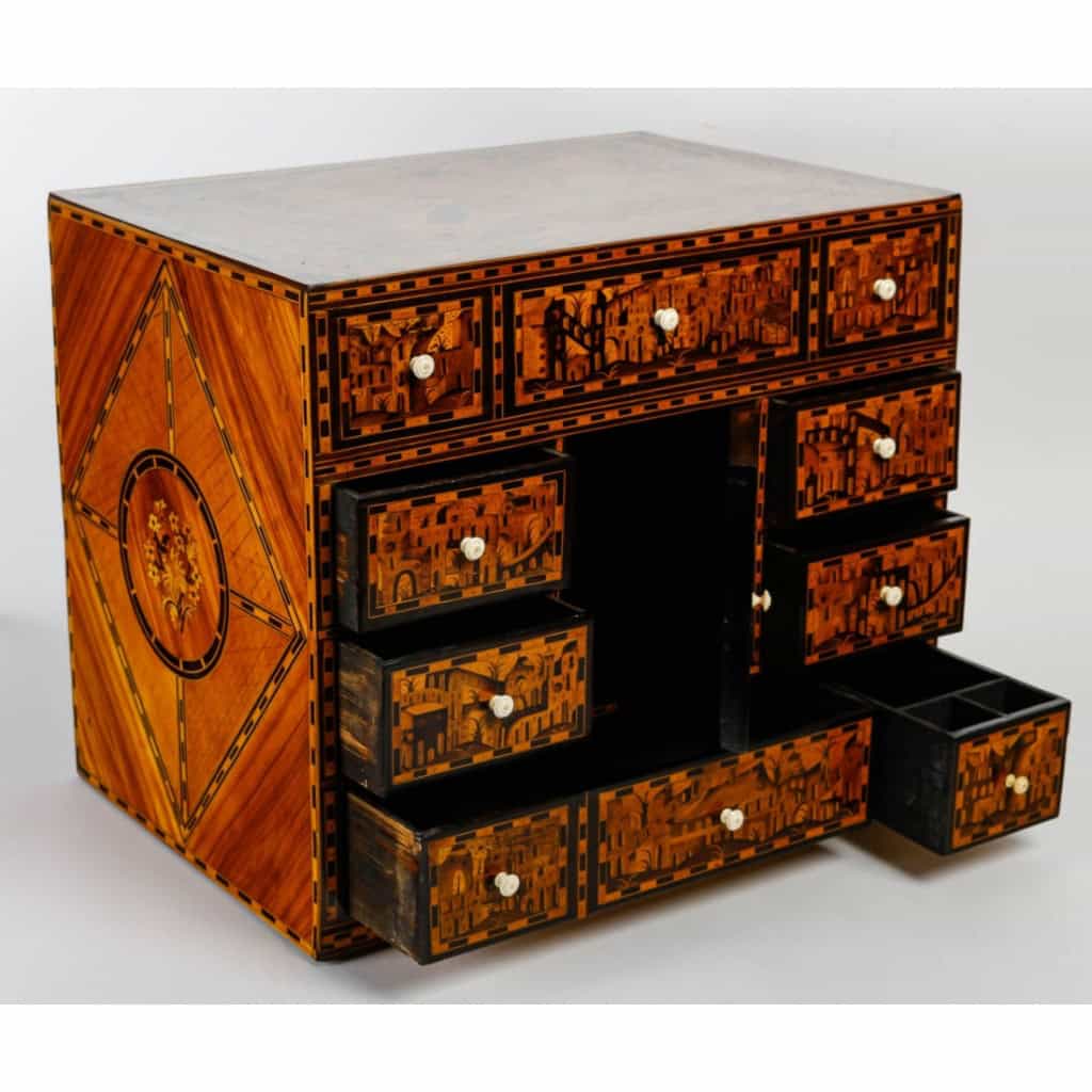 Cabinet en marqueterie. | Biron ||||||||||