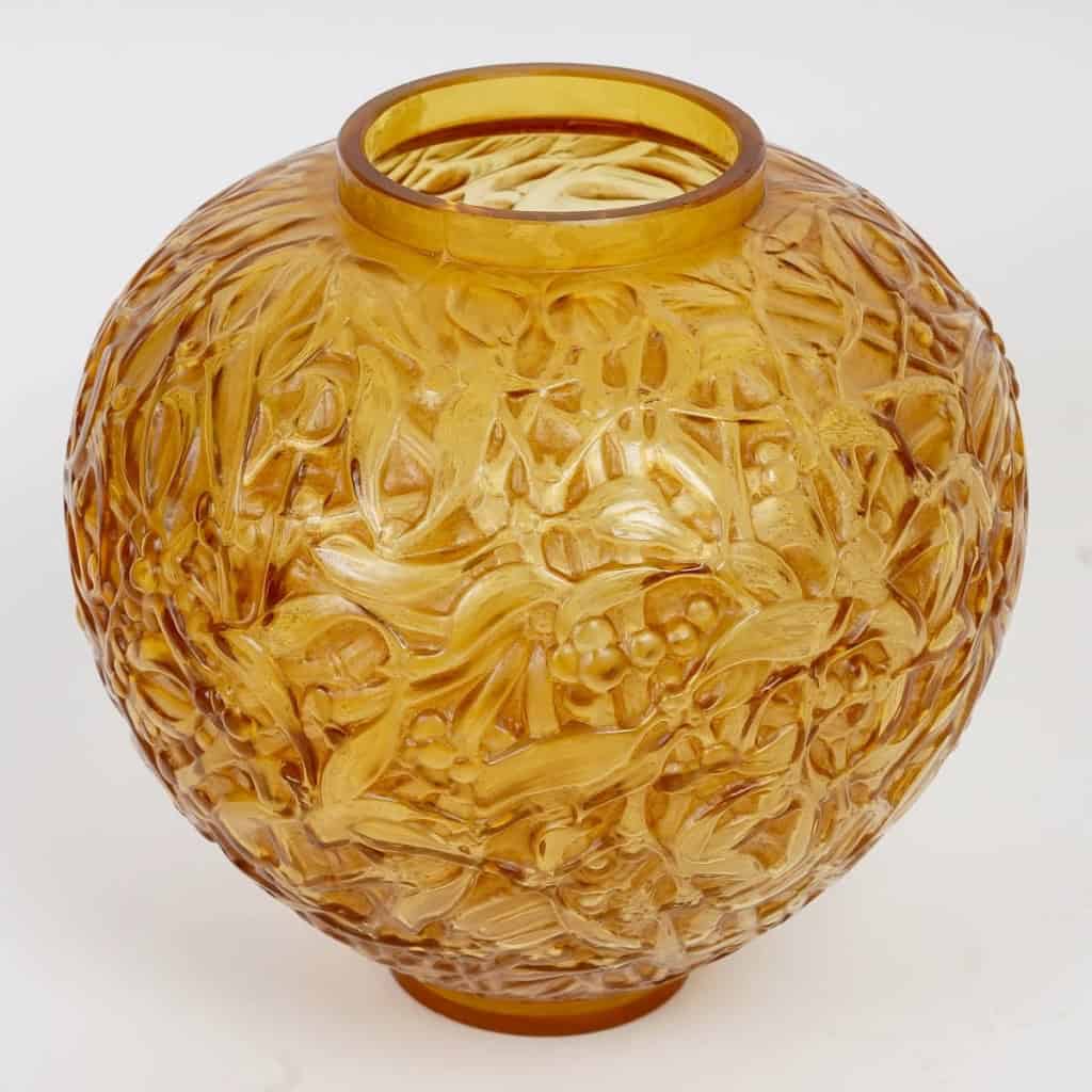 Vase « Gui » verre jaune patiné sépia de René LALIQUE | Biron Vase "Gui" verre jaune patiné sépia de René LALIQUE