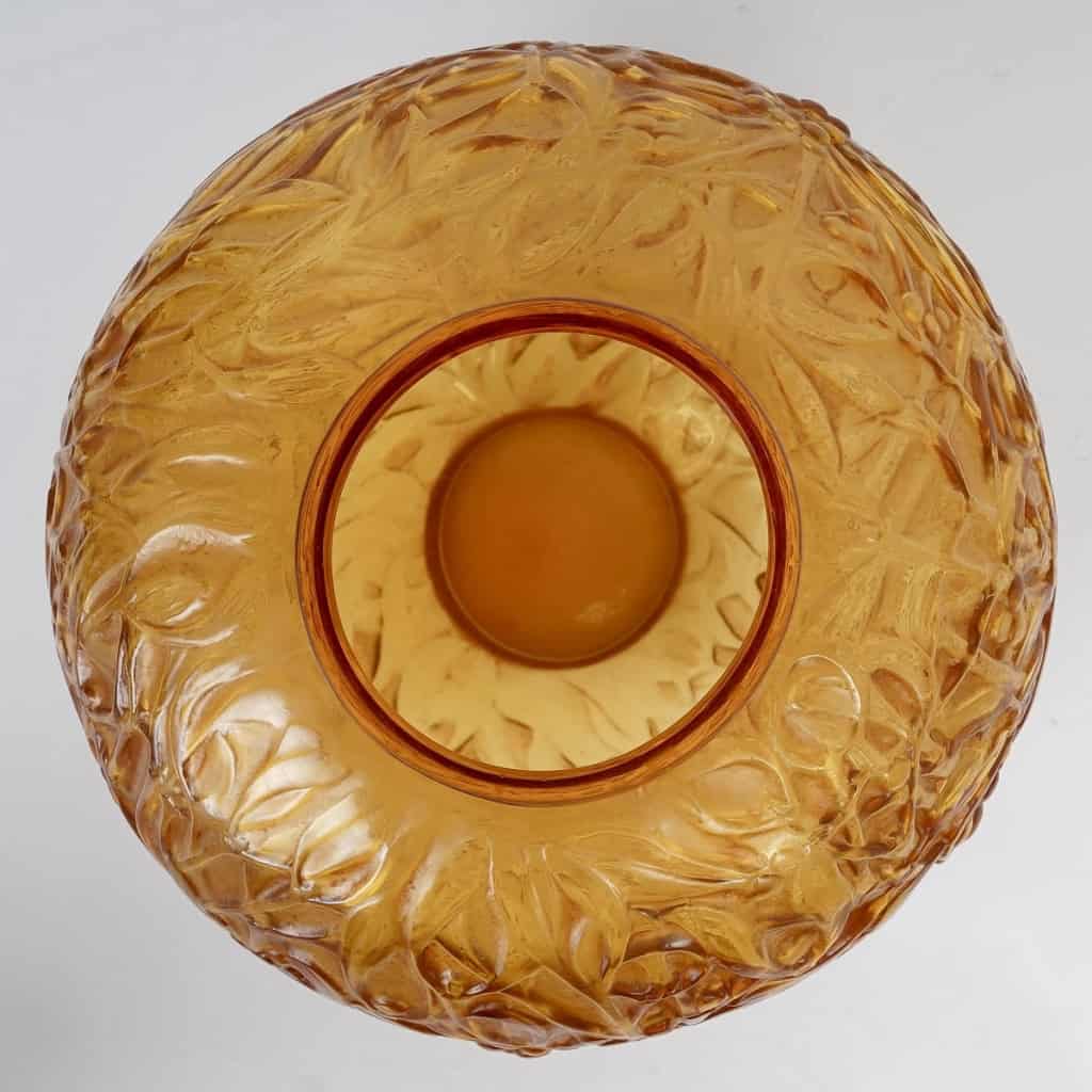 Vase « Gui » verre jaune patiné sépia de René LALIQUE | Biron Vase "Gui" verre jaune patiné sépia de René LALIQUE