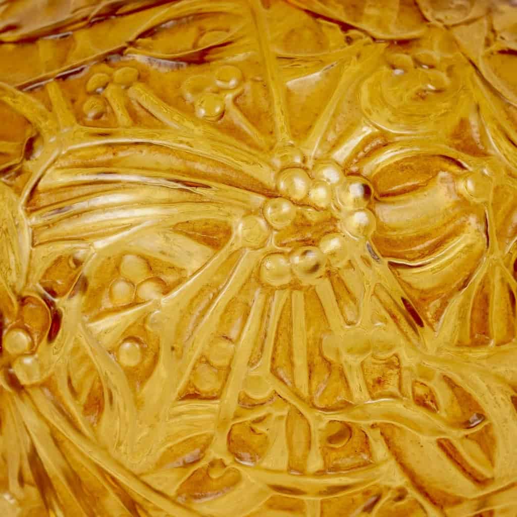 Vase « Gui » verre jaune patiné sépia de René LALIQUE | Biron Vase "Gui" verre jaune patiné sépia de René LALIQUE