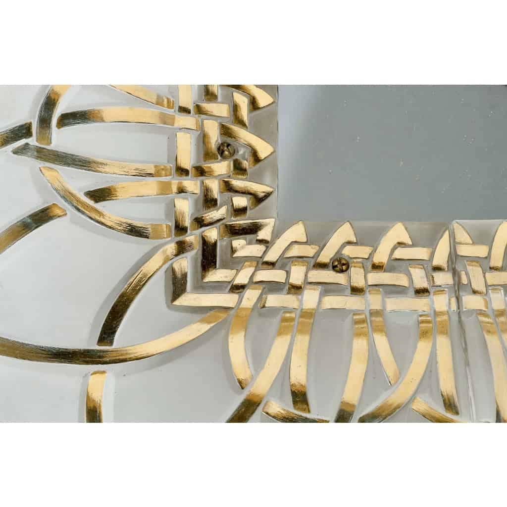 Miroir « Entrelacs » Hollywood Regency cristal blanc émaillé doré de Marc LALIQUE | Biron Miroir "Entrelacs" Hollywood Regency cristal blanc émaillé doré de Marc LALIQUE
