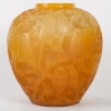 René Lalique ,1919 ,Vase « Perruches » Butterscotch. | Biron René Lalique ,1919 ,Vase "Perruches" Butterscotch.