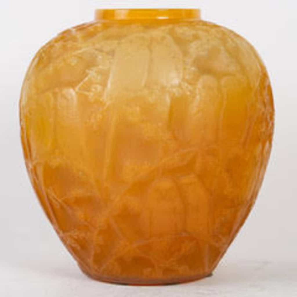 René Lalique ,1919 ,Vase « Perruches » Butterscotch. | Biron René Lalique ,1919 ,Vase "Perruches" Butterscotch.