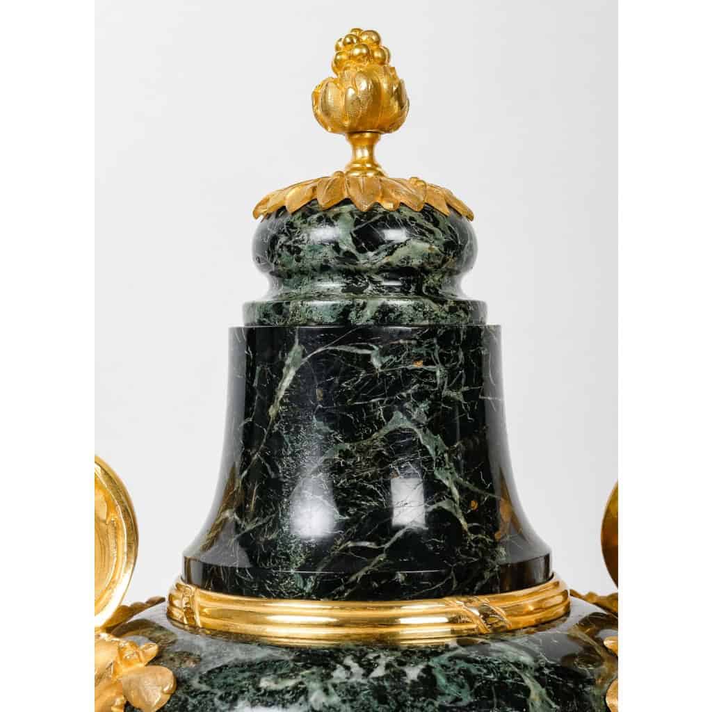 Paire de cassolettes en marbre vert de mer et bronze doré | Biron Paire de cassolettes en marbre vert de mer et bronze doré