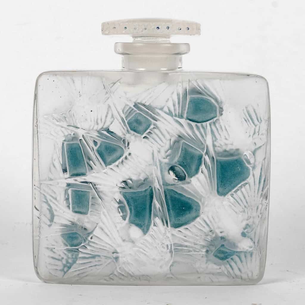 Flacon « Carré Plat Hirondelles » verre blanc patiné bleu de René LALIQUE | Biron |||||||