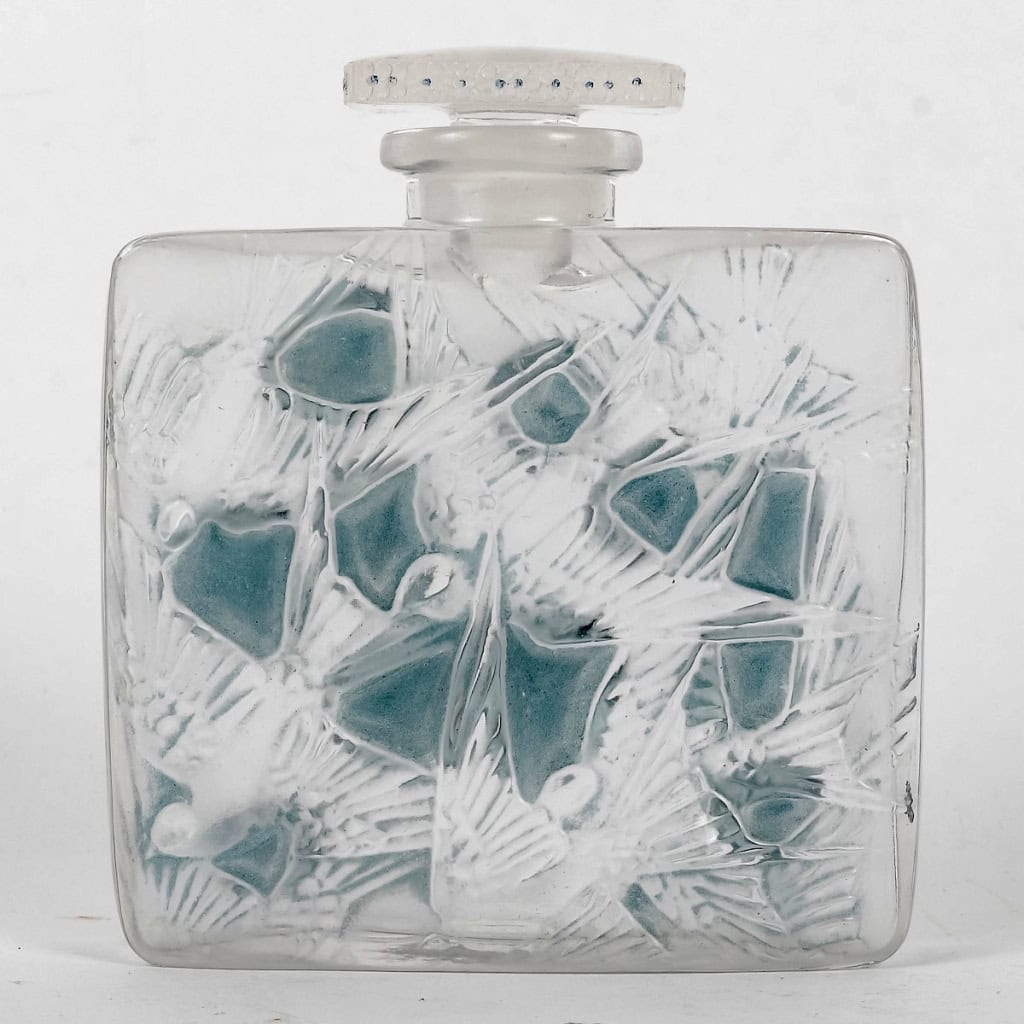 Flacon « Carré Plat Hirondelles » verre blanc patiné bleu de René LALIQUE | Biron Flacon « Carré Plat Hirondelles » verre blanc patiné bleu de René LALIQUE