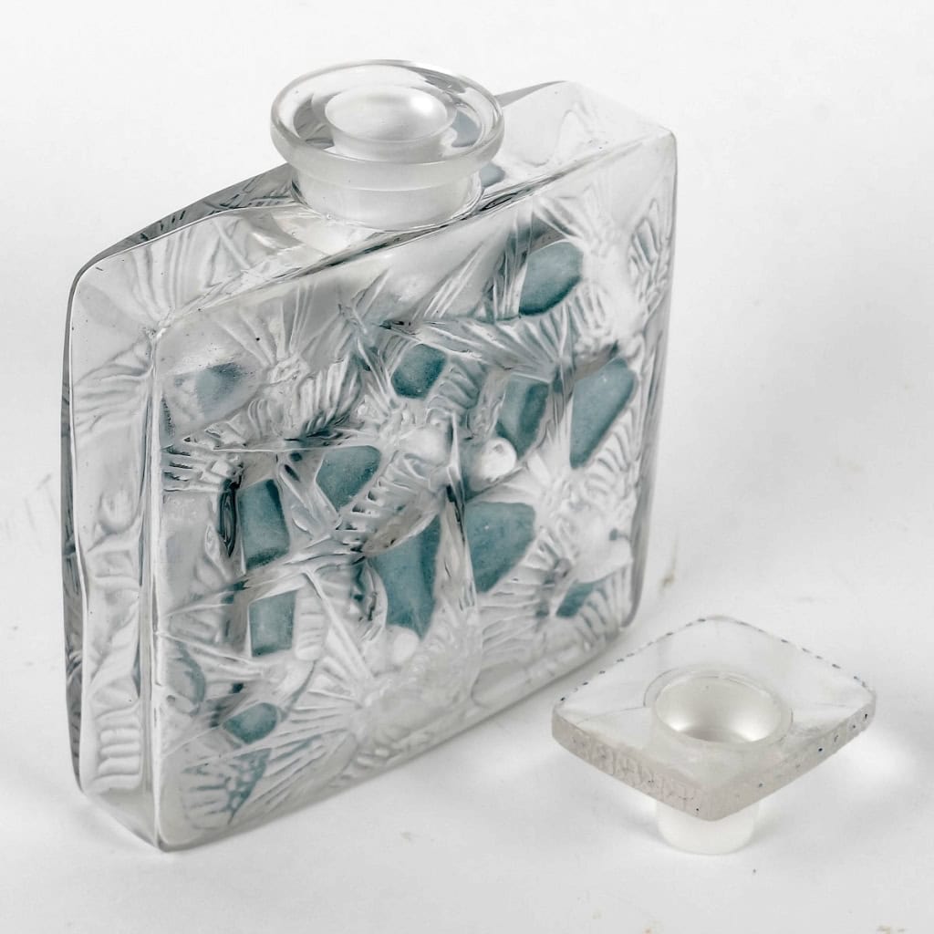 Flacon « Carré Plat Hirondelles » verre blanc patiné bleu de René LALIQUE | Biron Flacon « Carré Plat Hirondelles » verre blanc patiné bleu de René LALIQUE