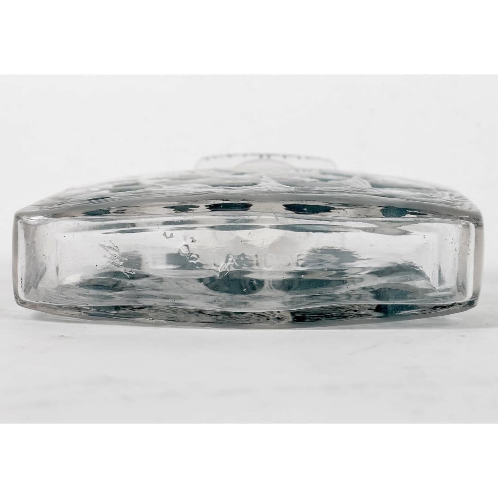 Flacon « Carré Plat Hirondelles » verre blanc patiné bleu de René LALIQUE | Biron Flacon « Carré Plat Hirondelles » verre blanc patiné bleu de René LALIQUE