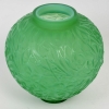 Vase « Gui » verre vert jade de René LALIQUE | Biron Vase "Gui" verre vert jade de René LALIQUE