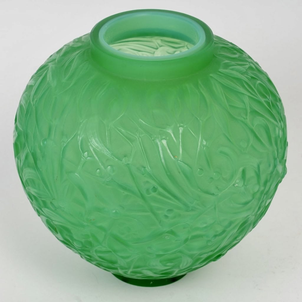 Vase « Gui » verre vert jade de René LALIQUE | Biron Vase "Gui" verre vert jade de René LALIQUE