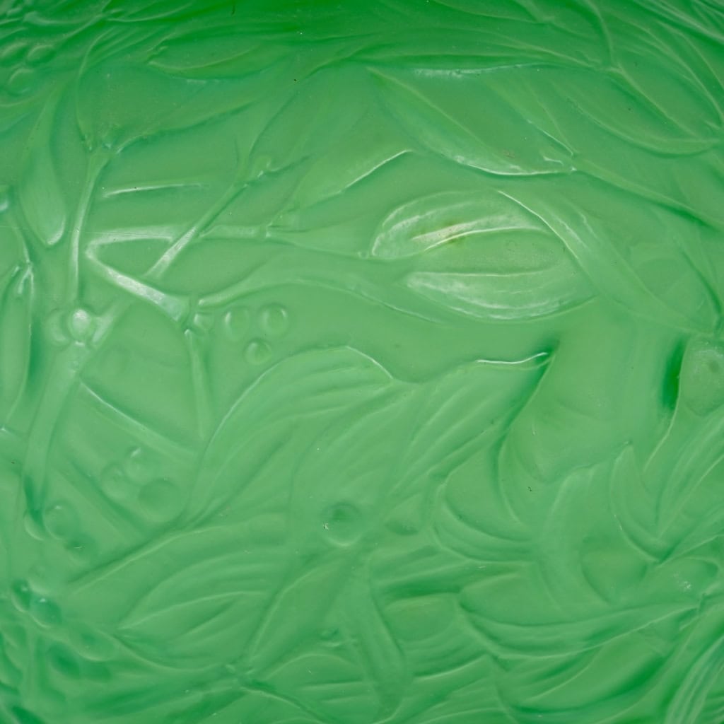 Vase « Gui » verre vert jade de René LALIQUE | Biron Vase "Gui" verre vert jade de René LALIQUE