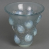 Vase « Saint François » verre opalescent patiné bleu de René LALIQUE | Biron Vase "Saint François" verre opalescent patiné bleu de René LALIQUE